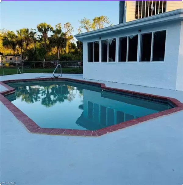 250 10th ST NE, Naples, FL 34120