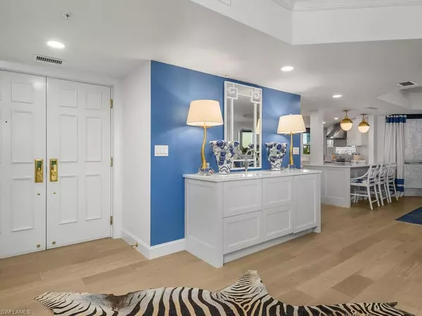 Naples, FL 34103,4021 Gulf Shore BLVD N #403