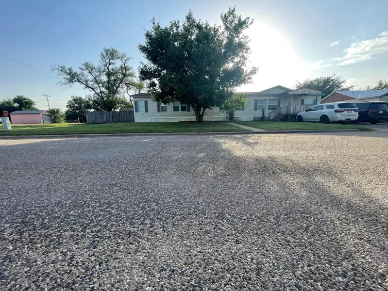 330 Greenough AVE, Stinnett, TX 79083