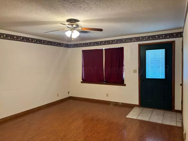 Spearman, TX 79081,716 Collier DR