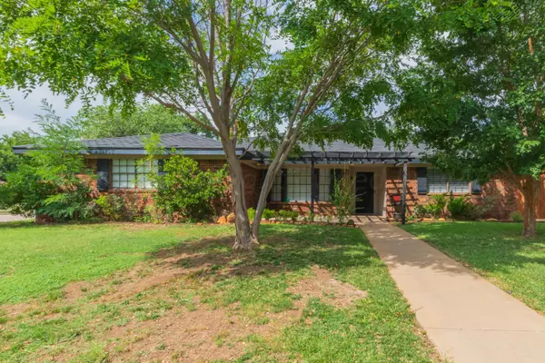 6401 Oakhurst DR, Amarillo, TX 79109