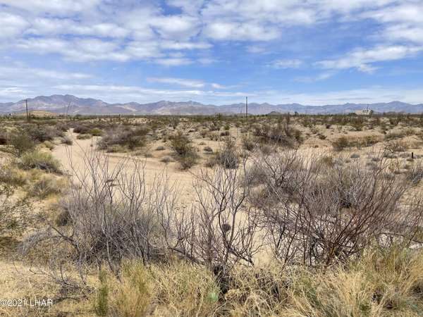 000 Frontage Rd,  Yucca,  AZ 86438