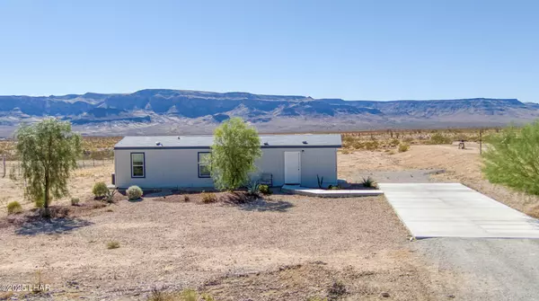 10747 S Paradise Trails Rd, Yucca, AZ 86438