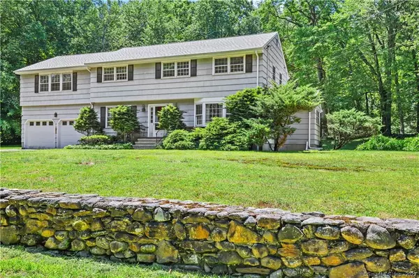 27 Stoneleigh Road, Trumbull, CT 06611