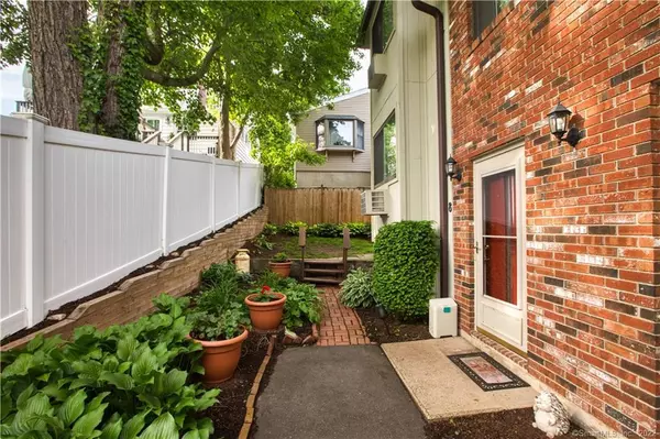 Stamford, CT 06906,33 Colonial Road #8