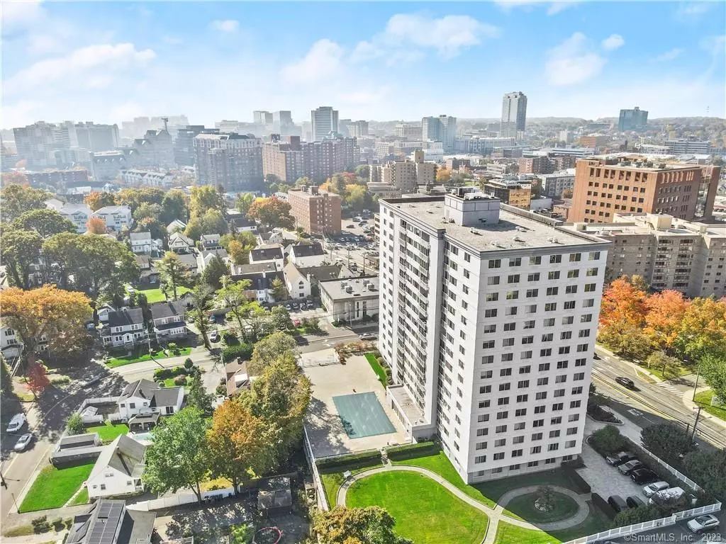 Stamford, CT 06902,1 Strawberry Hill Avenue #5E