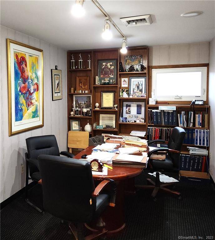 Newtown, CT 06470,87 South Main Street #11