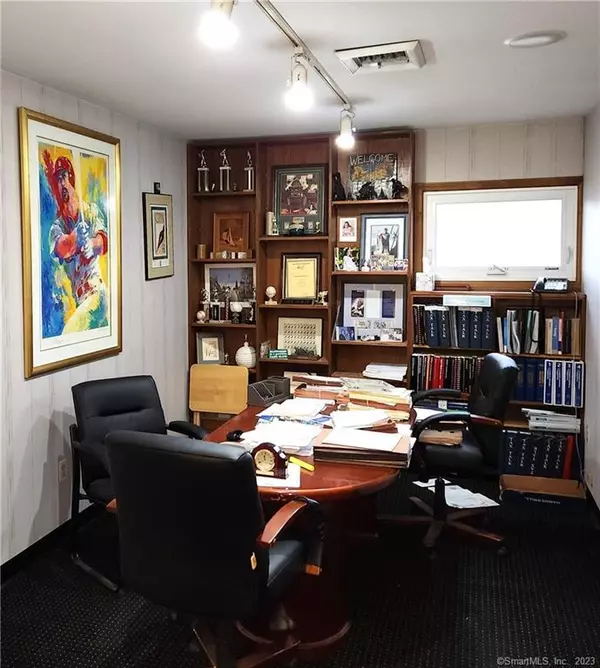 Newtown, CT 06470,87 South Main Street #11