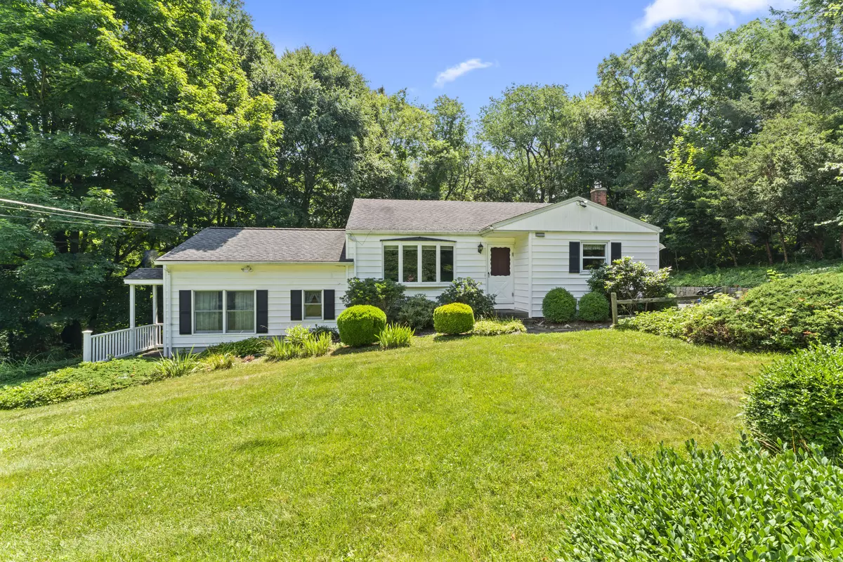 Newtown, CT 06470,3 Green Knolls Lane