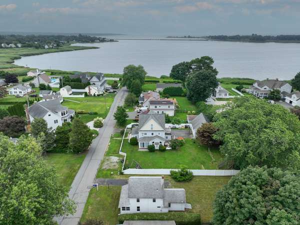 23 Clinton Avenue, Old Saybrook, CT 06475