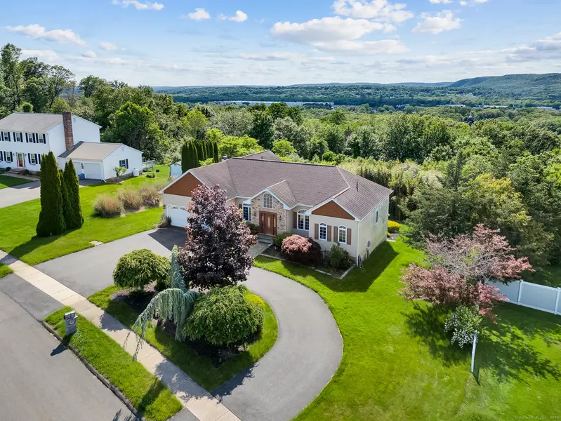 15 Huntington Ridge Road, Wallingford, CT 06492