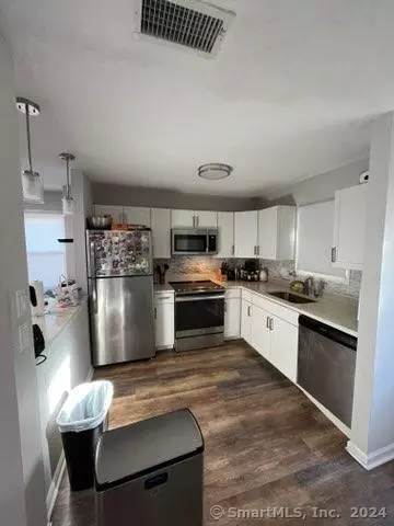 Meriden, CT 06450,929 North Colony Road #6