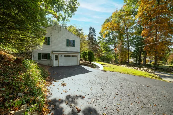 Brookfield, CT 06804,23 Oak Grove Road