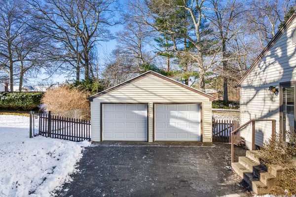 Montville, CT 06370,29 Texas Drive