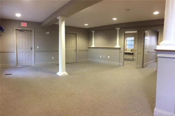 Essex, CT 06426,5 Essex Square #2B