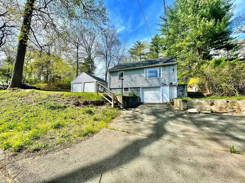 16 Strong Street, Burlington, CT 06013