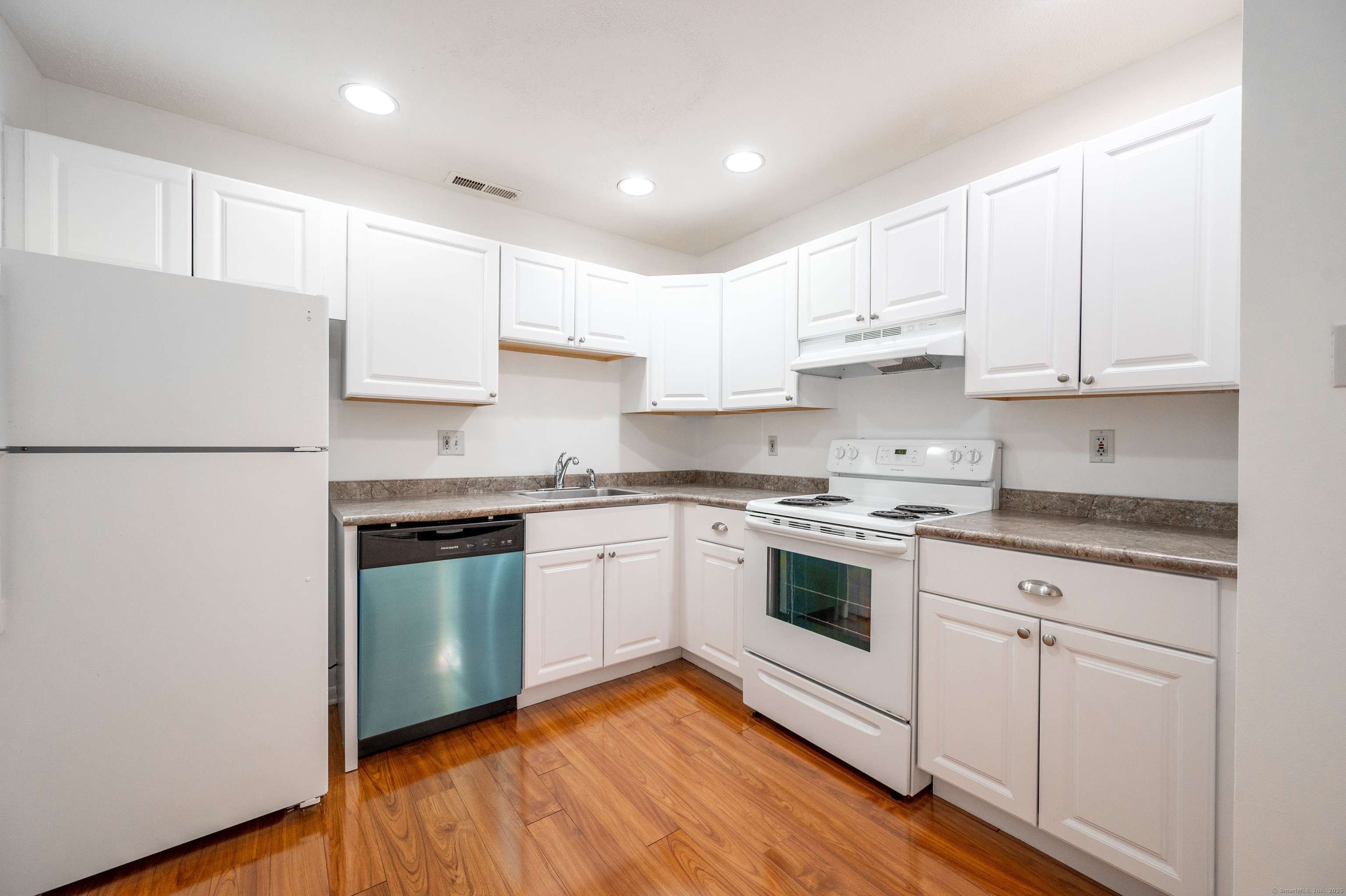 Danbury, CT 06811,166 Old Brookfield Road #25-1