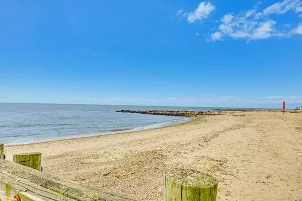 Old Lyme, CT 06371,22 West End Drive #1