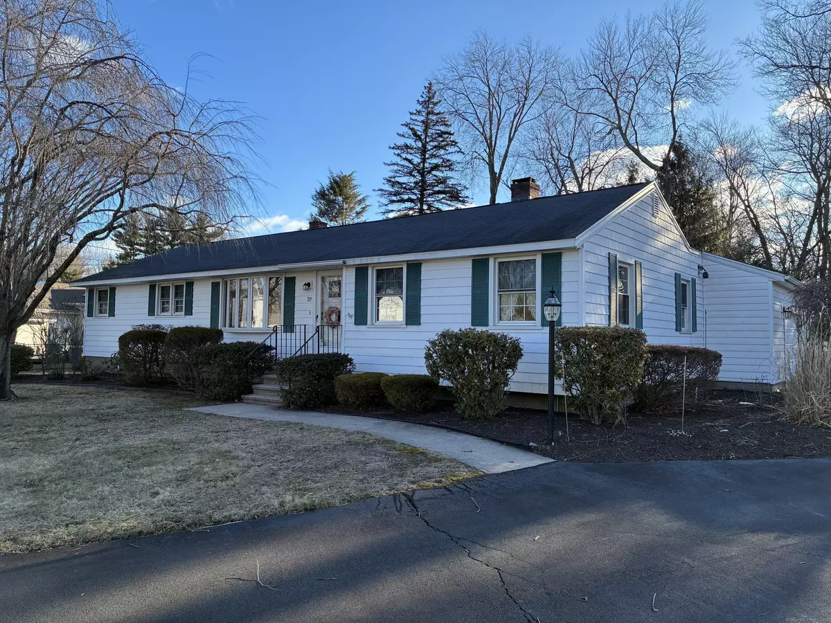 North Haven, CT 06473,37 Country Way