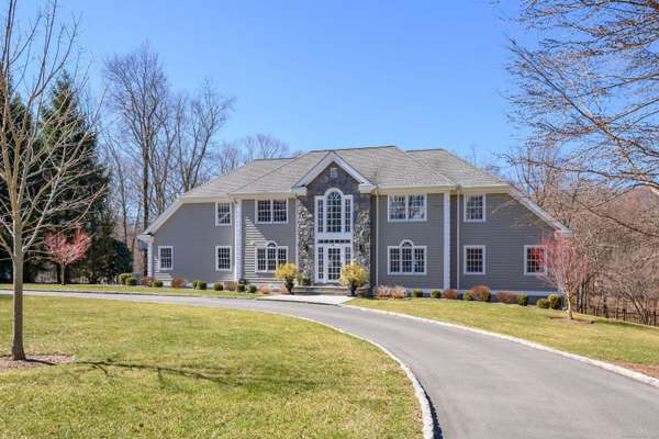 4 Dover Circle, Newtown, CT 06470