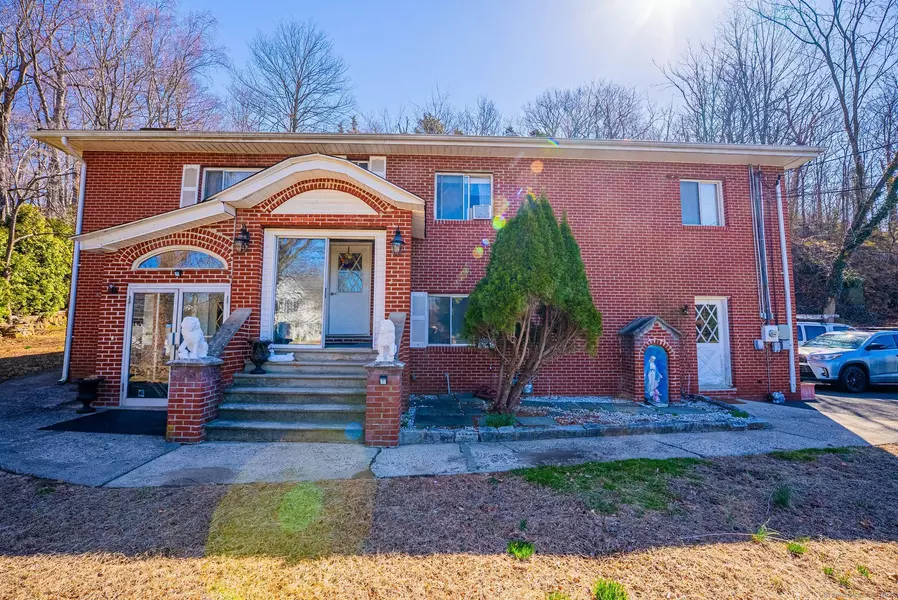 10 Twitchgrass Road, Trumbull, CT 06611