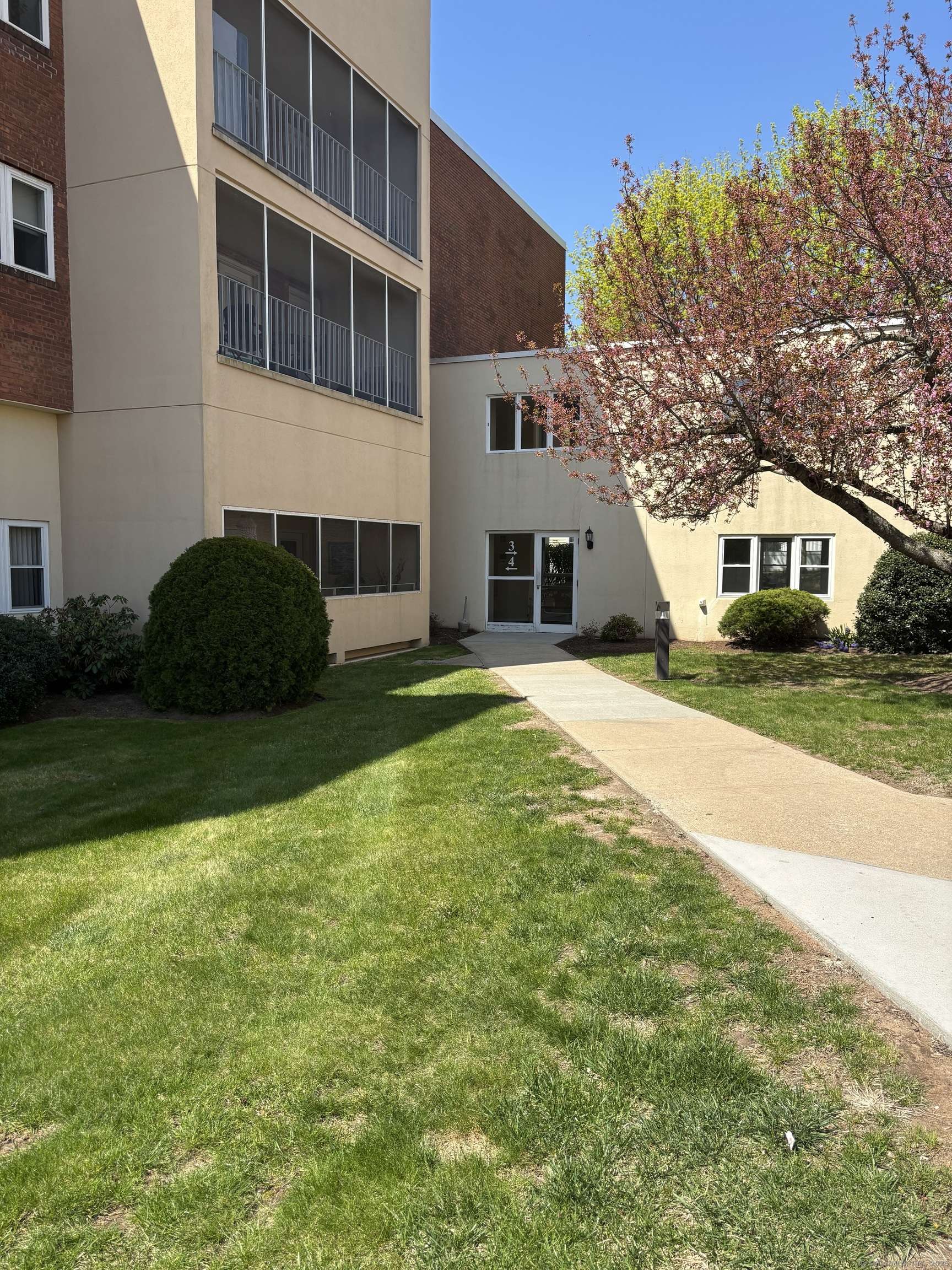 Hamden, CT 06518,75 Washington Avenue #4-207