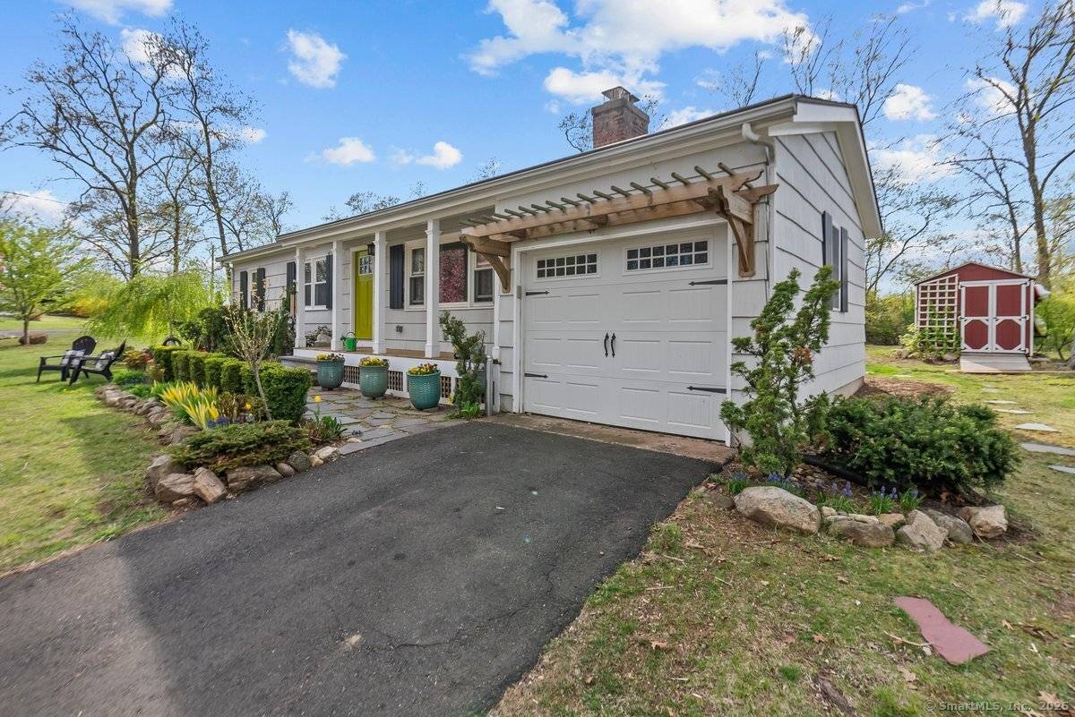 Branford, CT 06405,4 Oakdale Road
