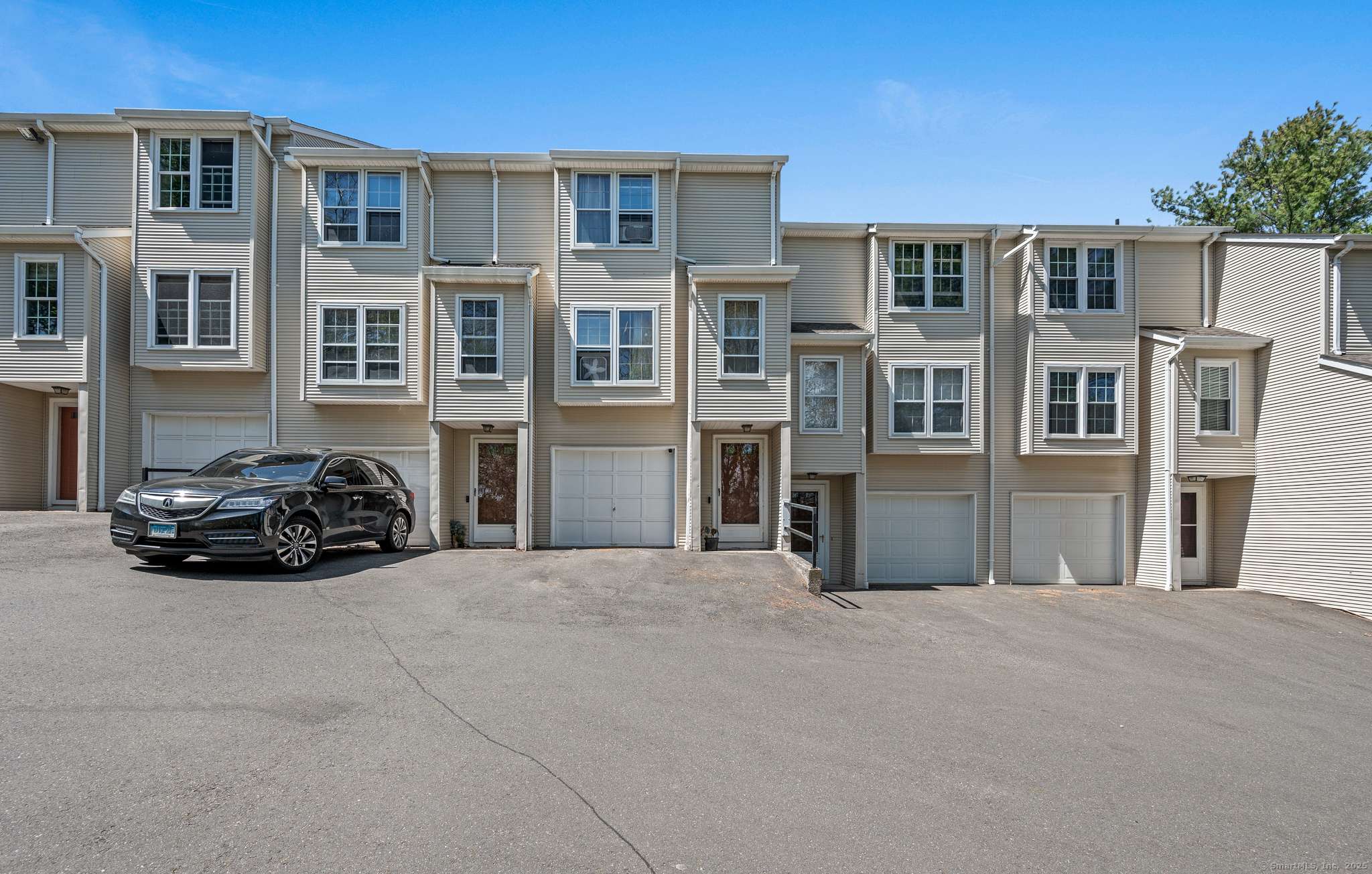 25 Deerwood Lane #8, Waterbury, CT 06704