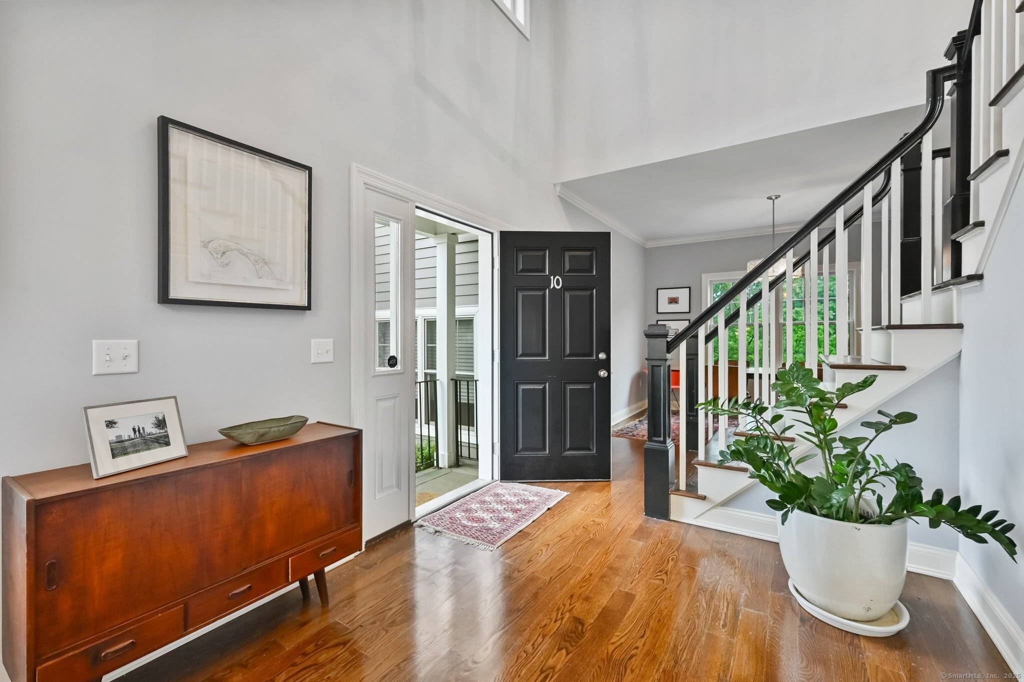 Greenwich, CT 06830,8 View Street #10