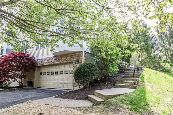21 Woodcrest Lane #21, Danbury, CT 06810