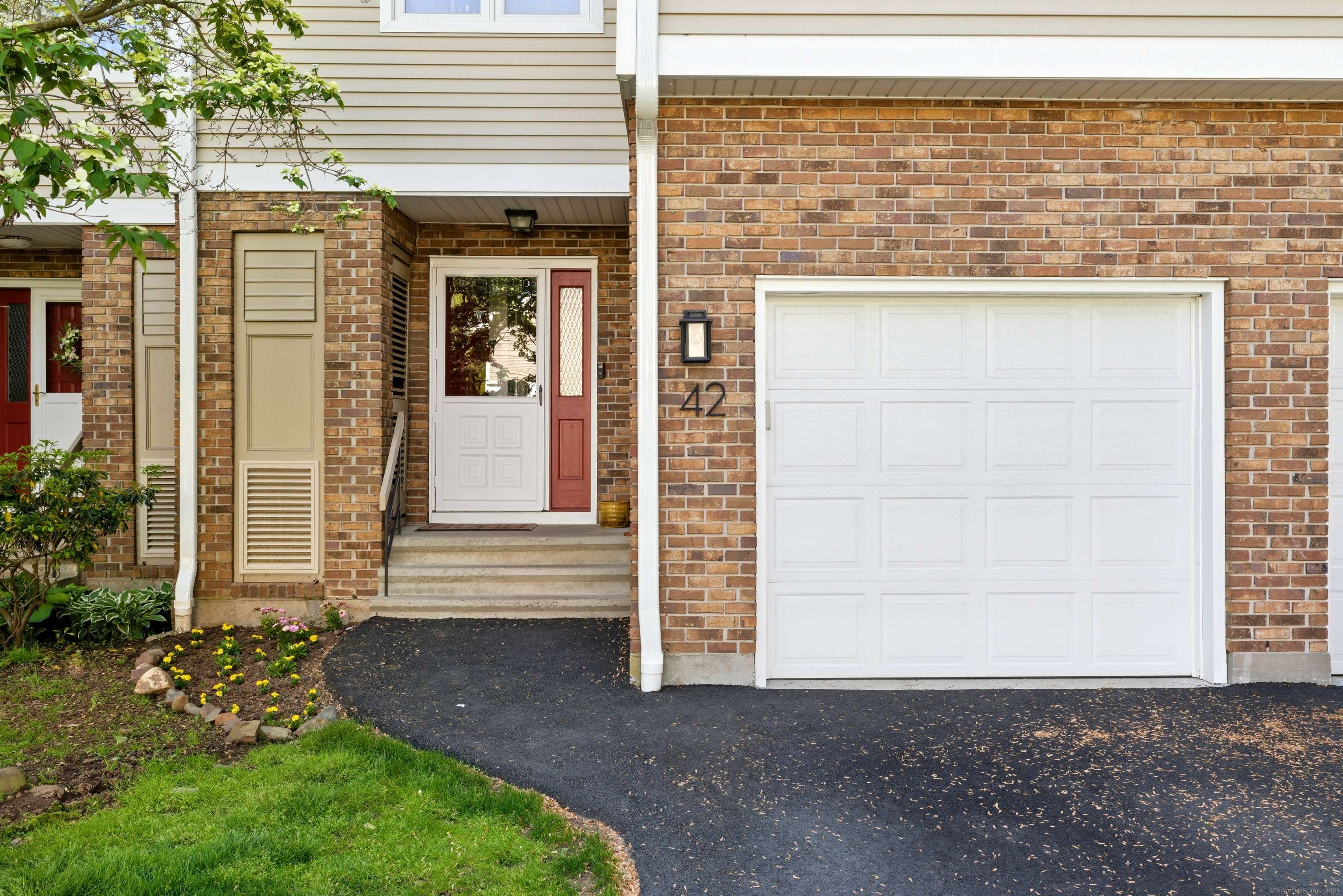 42 Hunters Lane #42, Newington, CT 06111