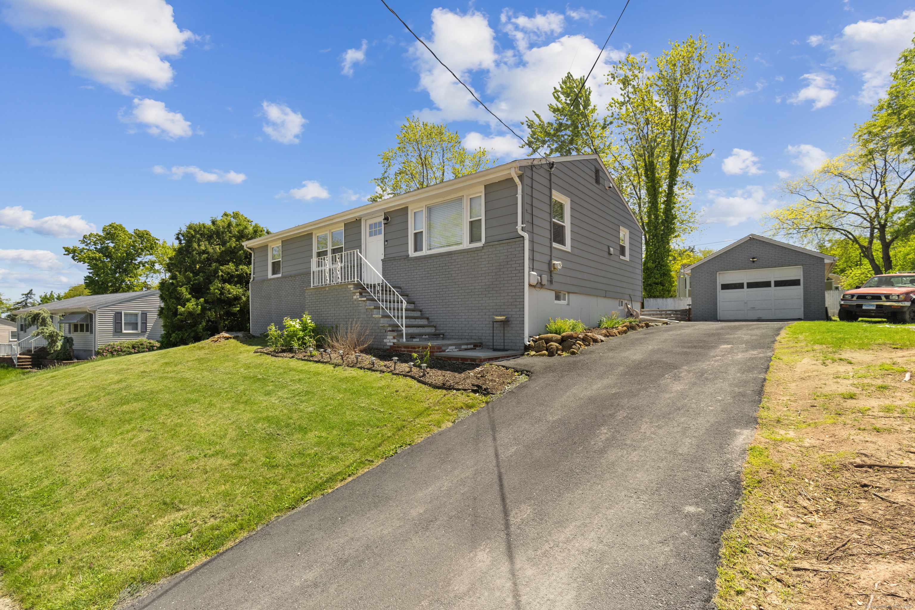 Hamden, CT 06517,26 Carroll Road