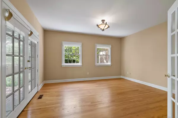 West Hartford, CT 06117,2 Governors Row #2
