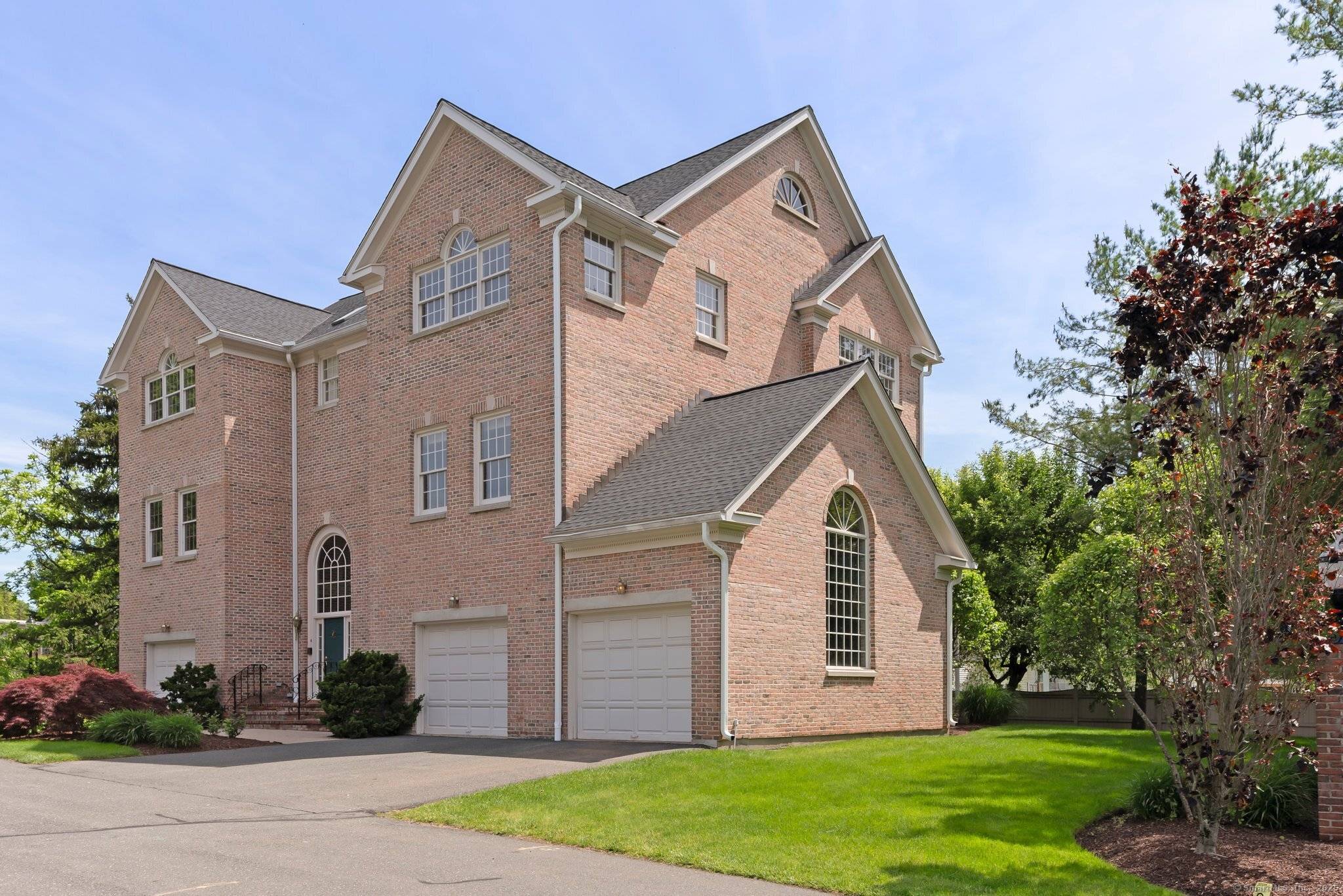 West Hartford, CT 06117,2 Governors Row #2