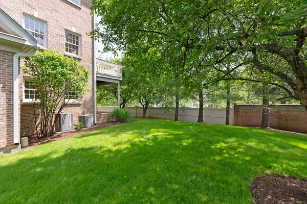 West Hartford, CT 06117,2 Governors Row #2