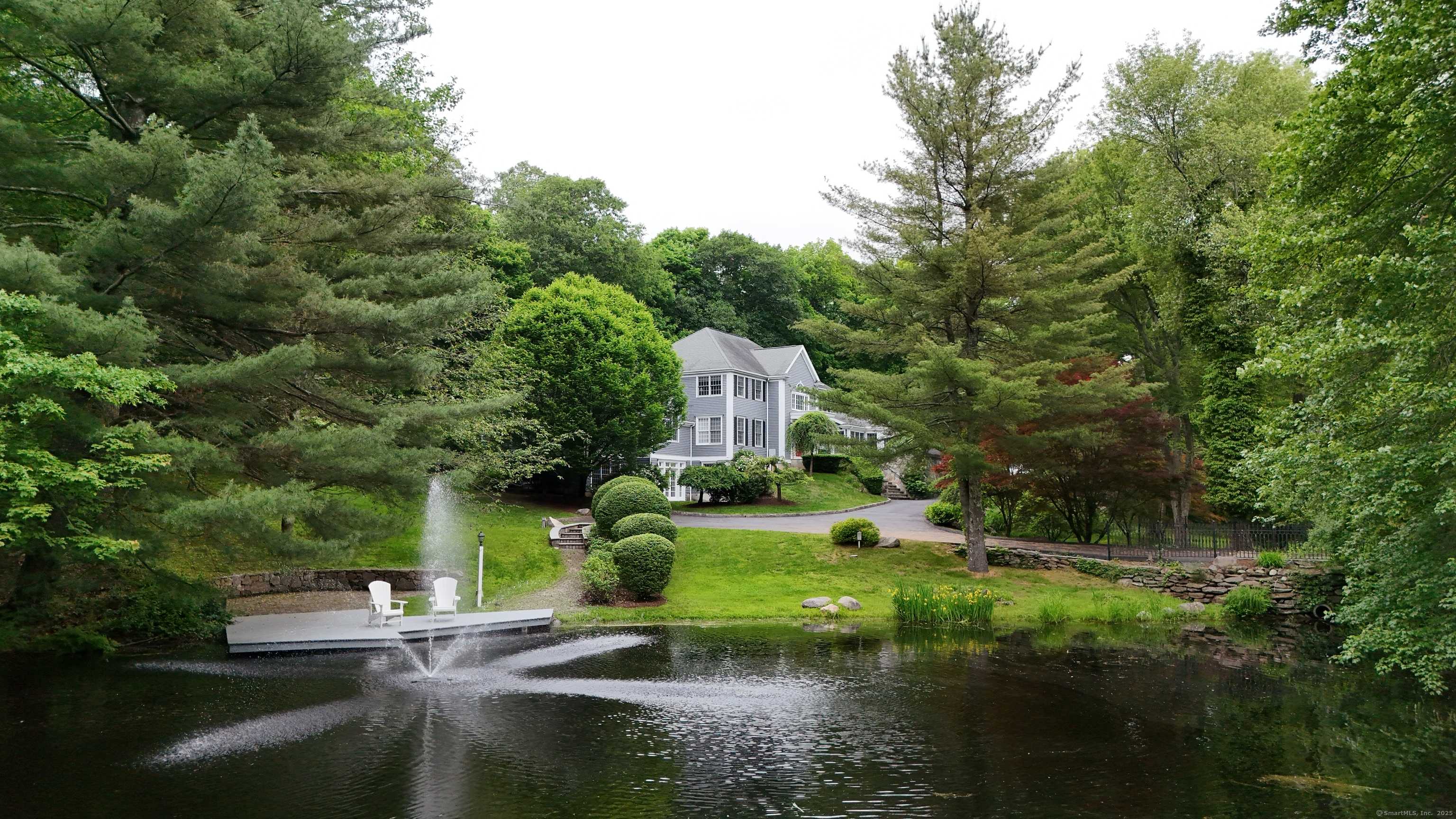 8 Hollow Oak Road, Woodbridge, CT 06525