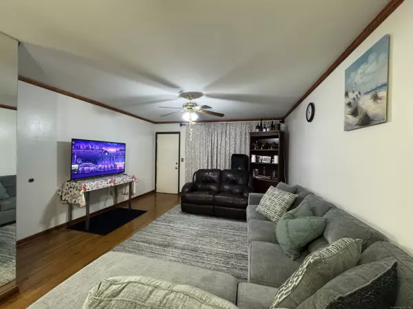 Stamford, CT 06902,28 Linden Place #4