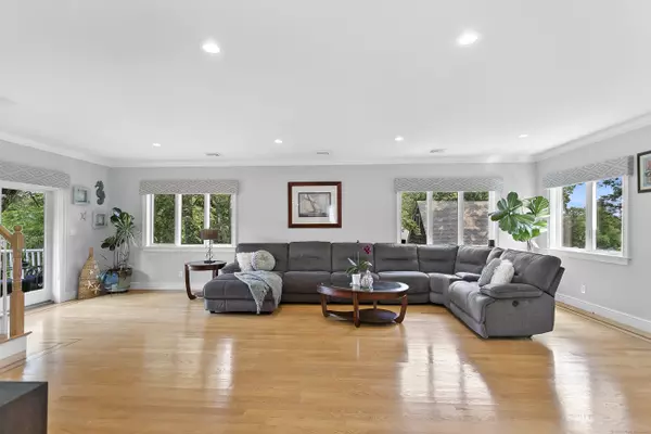 Stamford, CT 06907,42 Woodledge Road
