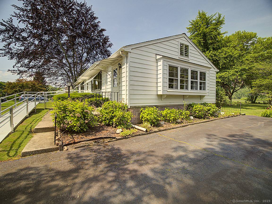 Woodbridge, CT 06525,1753 Litchfield Turnpike