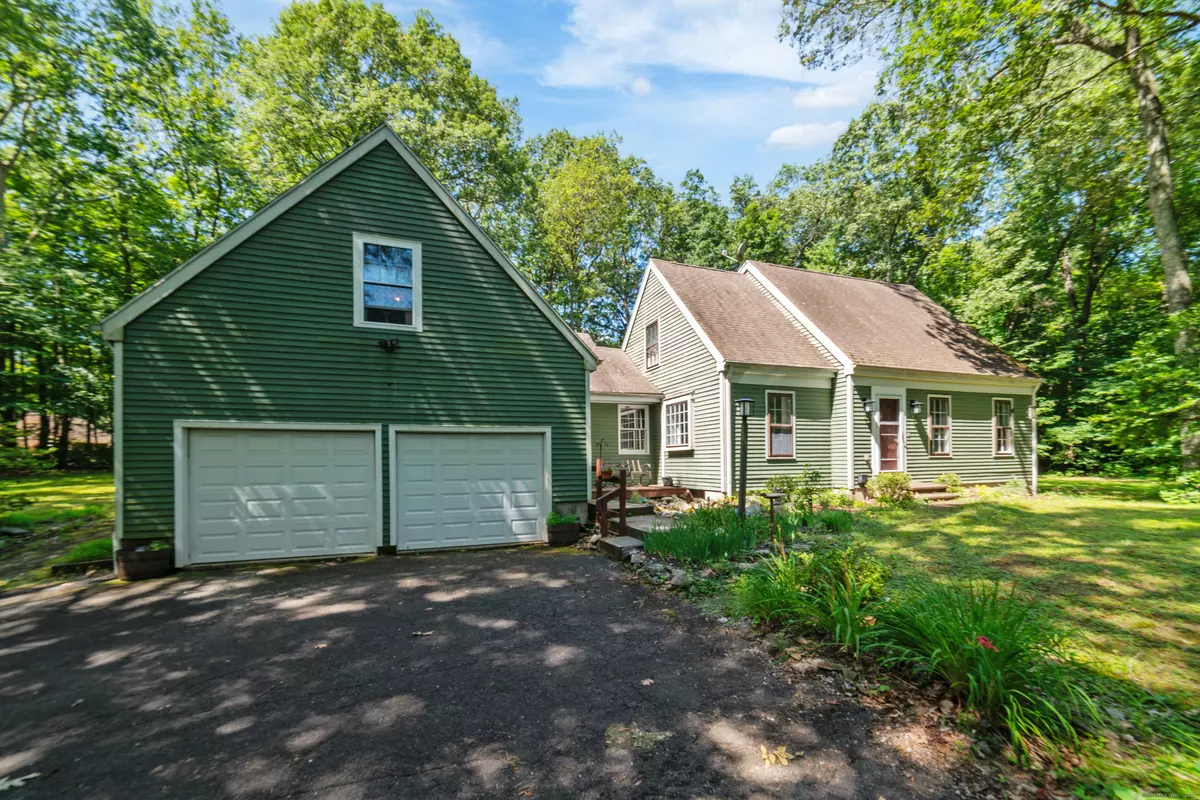 Southbury, CT 06488,163 Hickory Lane