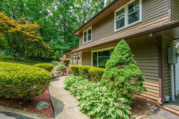 Montville, CT 06382,17 Chris Drive
