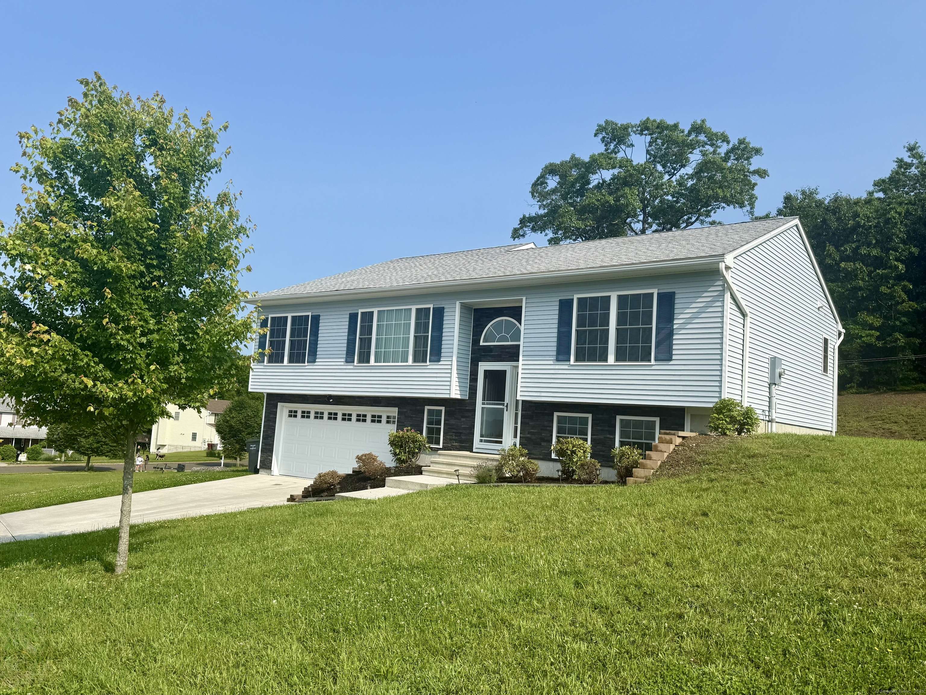 6 Rollingwood Drive, Naugatuck, CT 06770
