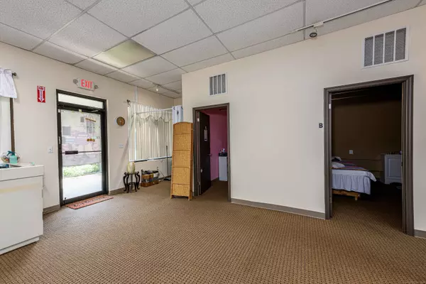 North Haven, CT 06473,565 Washington Avenue #4
