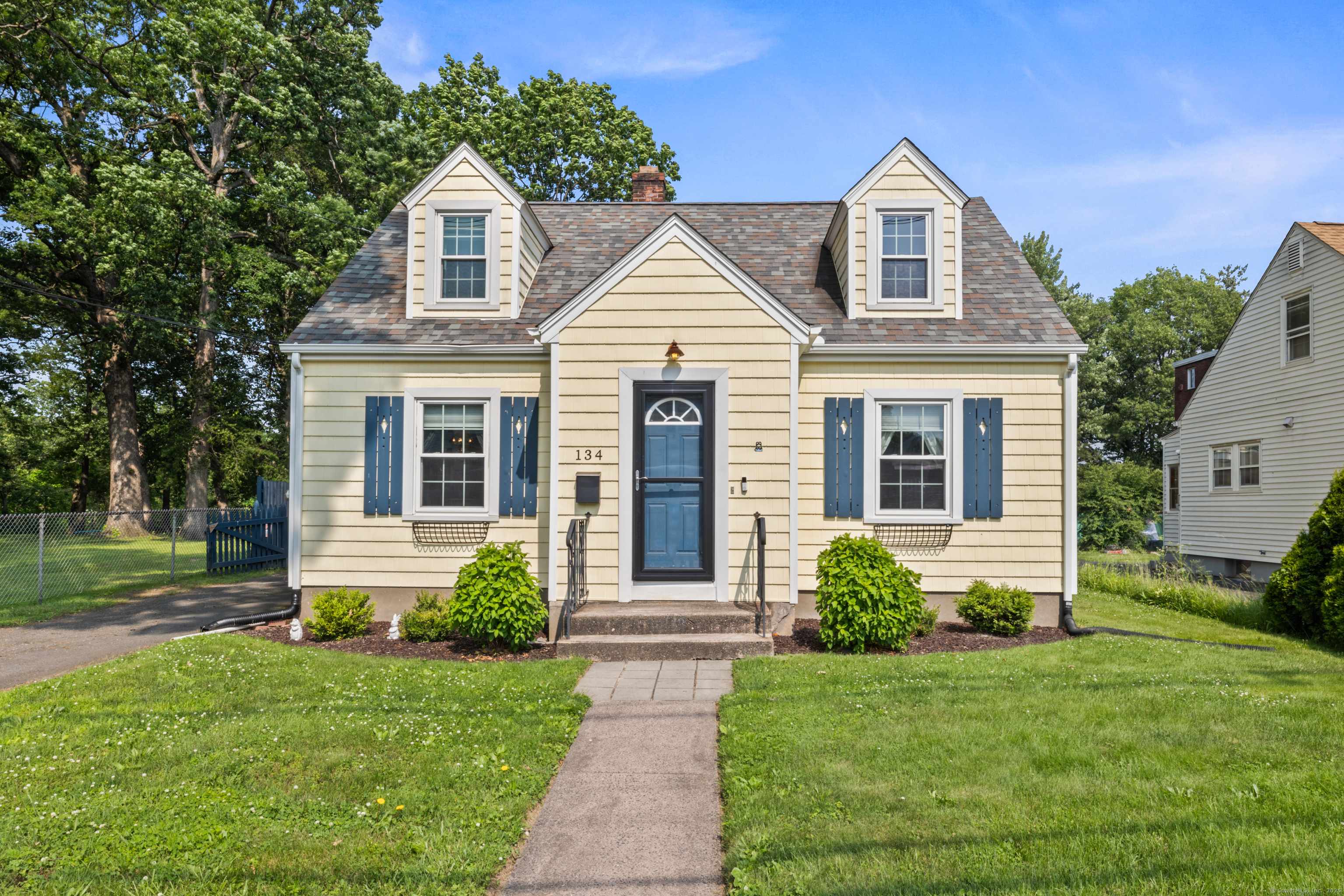 134 Oakwood Avenue, West Hartford, CT 06119