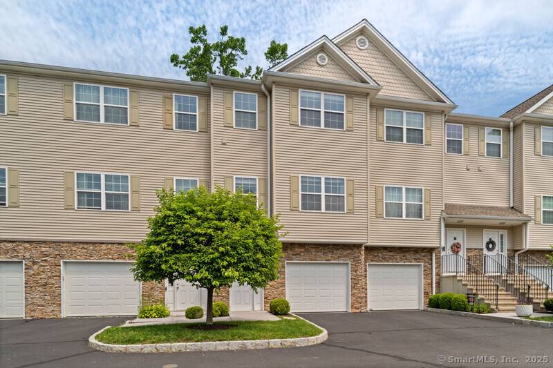 Brookfield, CT 06804,3 Riverview Court #3