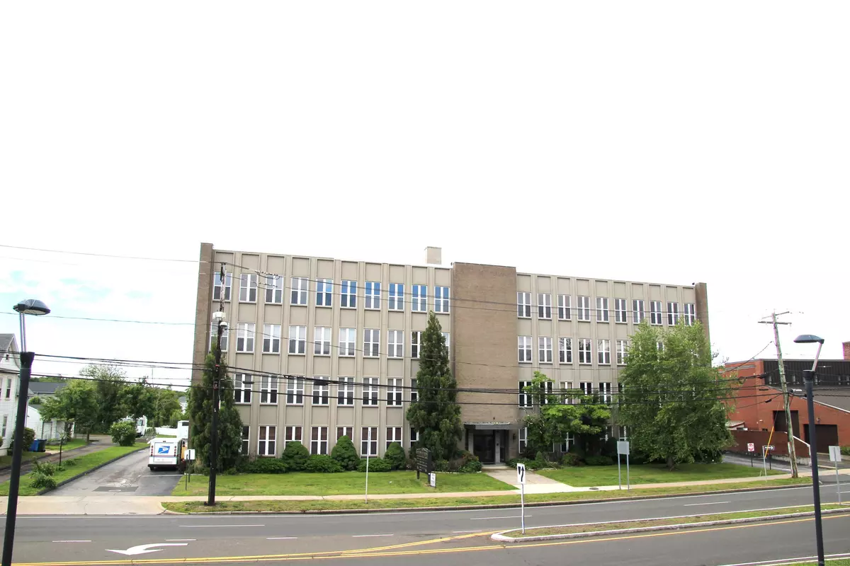 Hamden, CT 06518,2911 Dixwell Avenue