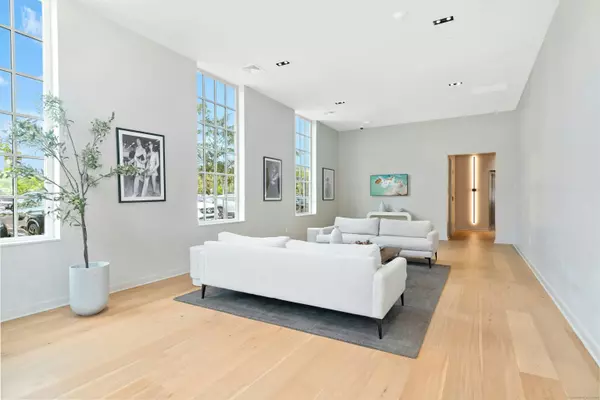 Darien, CT 06820,15 Corbin Drive #202