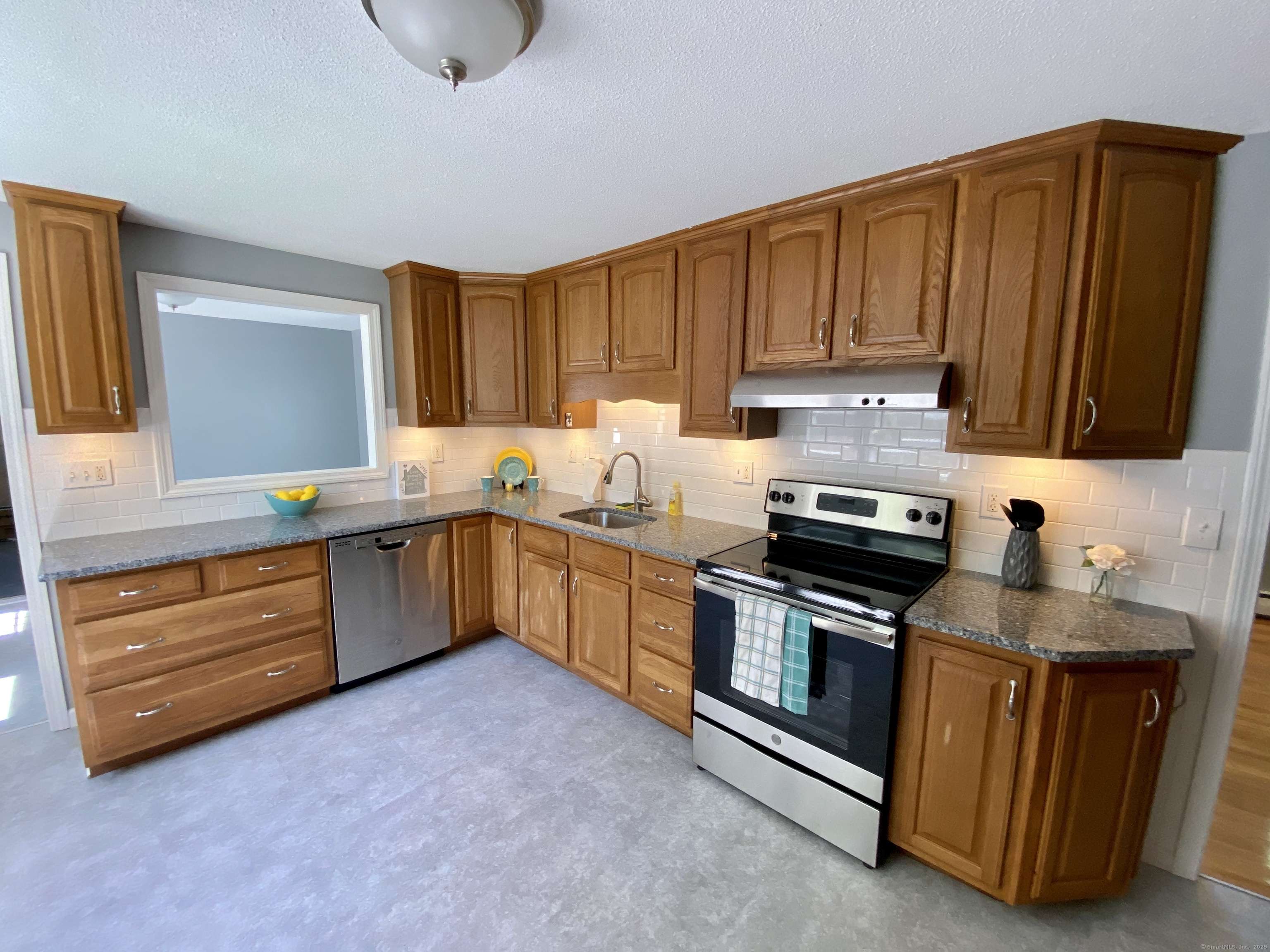 Vernon, CT 06066,94 Glenstone Drive