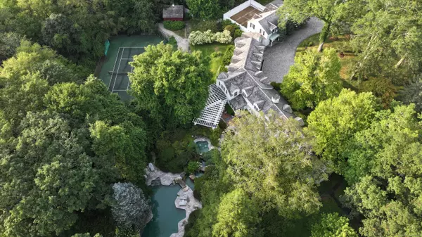 39 Louises Lane, New Canaan, CT 06840