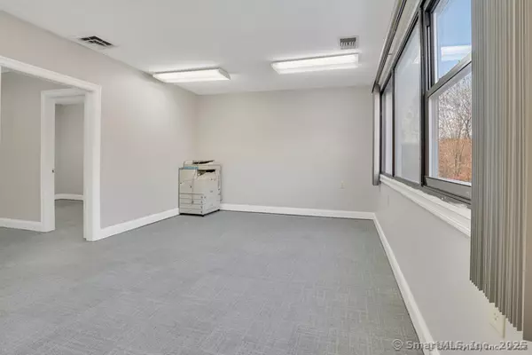 325 Chamberlain Highway #8, Meriden, CT 06451